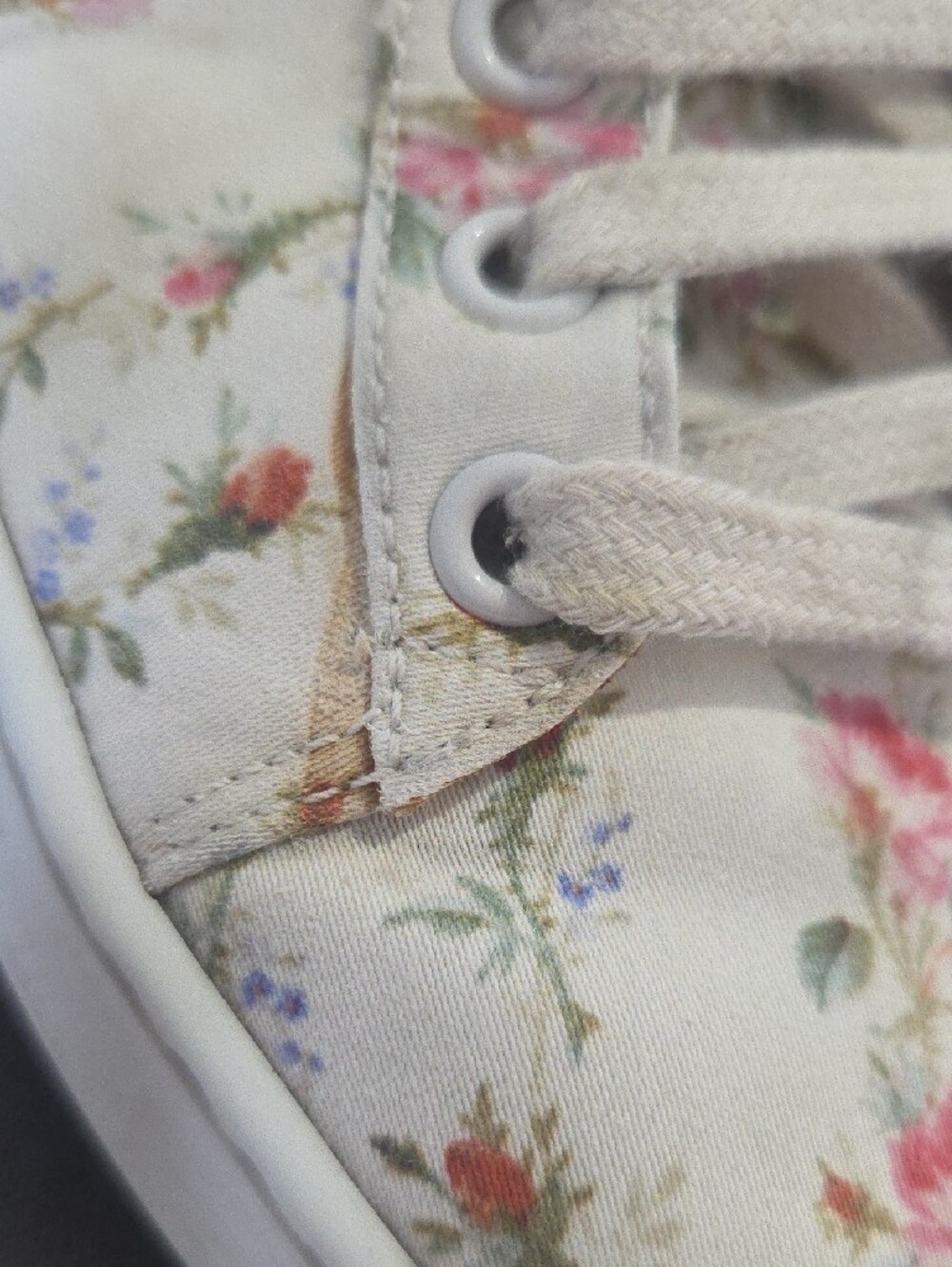 Gucci Floral Lace-Up Low-Top Sneakers in Cream with Red & Navy Stripe - Picture 13 of 13